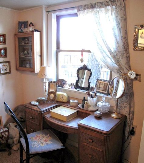 Vanity Ideas Bedroom Vintage, Vanity Ideas Bedroom, Old Fashioned House, Mind Palace, Vanity Ideas, Dream Place, Vanity Room, Old Room, Pretty Room