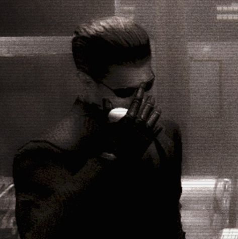 Dark Aethstetic Pfps Aesthetic, Albert Wesker Aesthetic, Albert Wesker Re1, Albert Wesker Pfp, Albert Wesker Icons, Wesker Resident Evil, Resident Evil Wesker, Knife Aesthetic, Iphone Pics