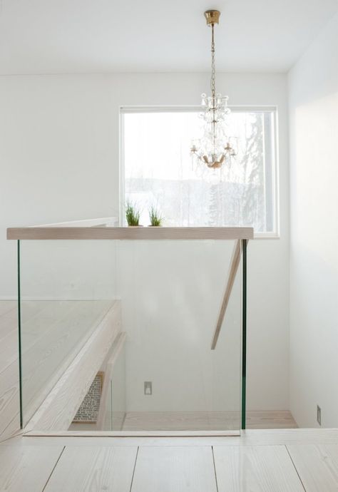 Stairs Glass Railing, Indoor Railing, Entryway Stairs, Stairs Renovation, Modern Stair Railing, Glass Railings, Foyer Ideas, House Staircase, Stair Railings