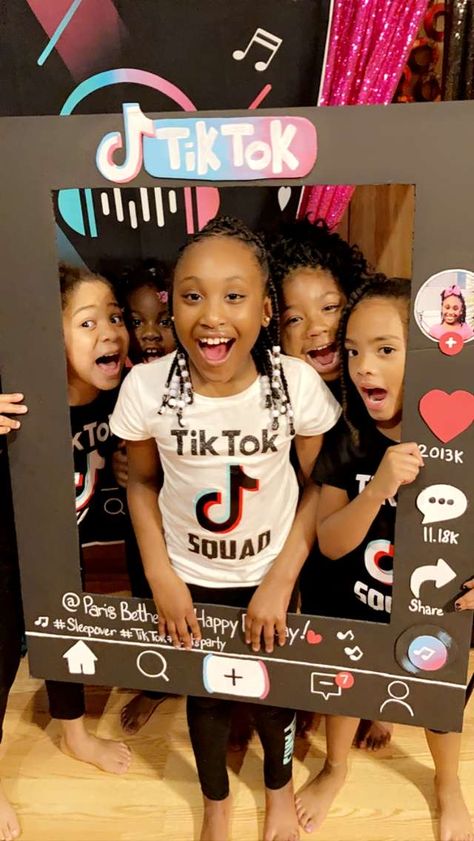 Tiktok Bday Party Ideas, Tik Tok Outfit Ideas For Birthday, Tik Tok Themed Birthday Party Ideas, Tik Tok Theme Party, Tick Tock Party Ideas, Tiktok Theme Party, Diy Tik Tok Party Decor, Tik Tok Birthday Party Ideas Diy, Tik Tok Party Games