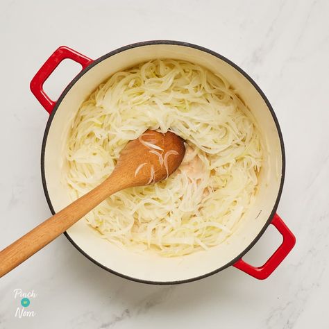 White Onion Soup - Pinch Of Nom Cooking Onions, Beef Stroganoff Easy, Pinch Of Nom, Onion Soup Recipes, Veggie Stock, Healthy Body Weight, Beef Stroganoff, Creamy Soup, White Onion