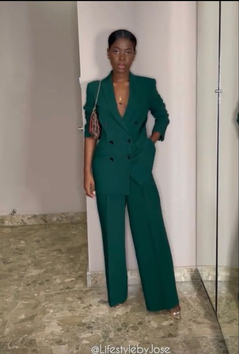 #fashion #outfits #zara Green Suit Black Women, Chic Green Outfit, Black Women In Suits, Masculine Girl, Graduation Outfit Ideas University, Female Suits, Workwear Chic, Meeting Outfit, Wide Leg Pant Suit