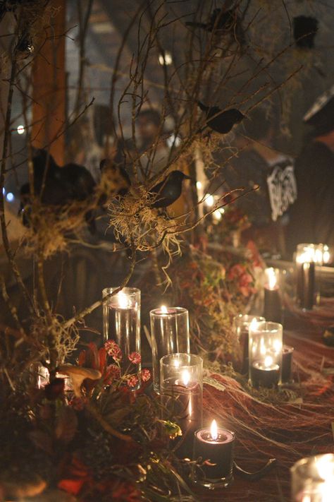 crow centerpieces for a Halloween wedding - photo by Birke Photography http://ruffledblog.com/enchanted-forest-halloween-wedding Halloween Wedding Centerpieces, Halloween Wedding Decorations, Romantic Halloween, Many Candles, Witch Wedding, Centerpieces Ideas, Halloween Themed Wedding, Casa Halloween, Enchanted Forest Wedding