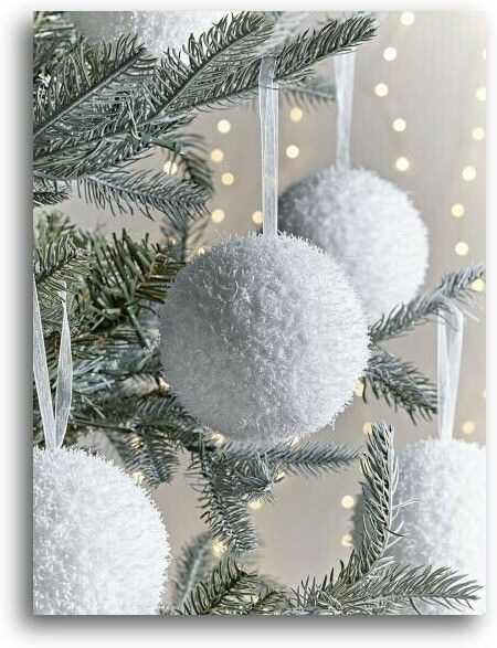 Christmas Tree Inspiration Traditional, White Christmas Tree Decorations, White Baubles, Jul Diy, Gold Christmas Tree Decorations, Spruce Christmas Tree, Christmas Tree Wallpaper, Tree Decorations Christmas, Christmas Tree Inspiration