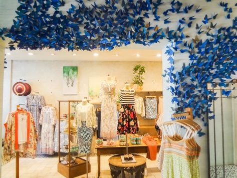 Anthropologie Windows, Anthropologie Window Display, Anthropologie Display, Anthropologie Spring, Anthropologie Store, Merchandising Ideas, Showroom Display, Boutique Decor, Creative Display