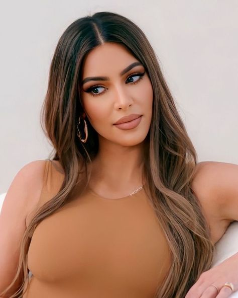 Honey Blonde Hair On Latinas, Kardashian Hair Color, Kim Kardashian Blonde, Kimberly Kardashian, Khloe Kardashian Hair, Kim Kardashian Hair, Rambut Brunette, Latina Hair, Kardashian Hair