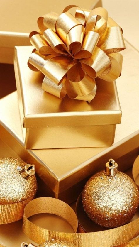 Gold Everything, All That Glitters Is Gold, Christmas Hacks, Holiday Wrap, Tree Decorating, Shades Of Gold, Wrapping Ideas, Gold Gift, Noel Christmas