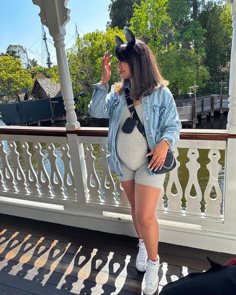 M Fair Outfit Ideas Pregnant, Maternity Babymoon Outfits, Pregnant Fair Outfit, Pregnant Zoo Outfit, Cute Pregnant Disney Outfits, Maternity Disney World Outfit, Maternity Amusement Park Outfit, Outfit Ideas Pregnant Summer, Pregnant At Disney World Outfit