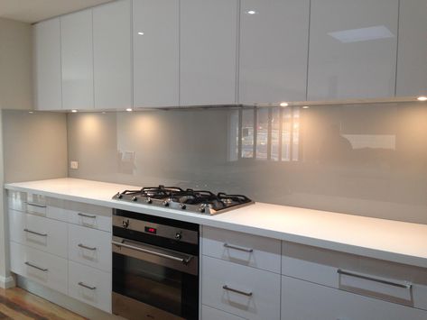 Backsplash Kitchen White, Glass Splashback Kitchen, Light Grey Kitchen, Tile Backsplash Kitchen, Glass Tiles Kitchen, Glass Tile Backsplash Kitchen, White Kitchen Cupboards, Back Splashes, Glass Splashbacks Kitchen