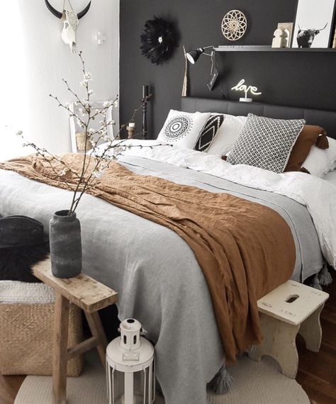 black , white and brown bedroom Grey Brown Bedrooms, White And Brown Bedroom, Tan Bedroom, Brown Bedroom Decor, Paris Flat, Brown Rooms, Condo Ideas, Brown Bedroom, Black Bedroom