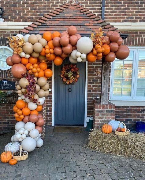 Fall Balloon Arch, Fall Balloon Garland, Orange Balloon Garland, Fall Balloons, Pumpkin Gender Reveal, Pumpkin Patch Photoshoot, Fall Party Themes, Wooden Backdrops, Photoshoot Backdrops