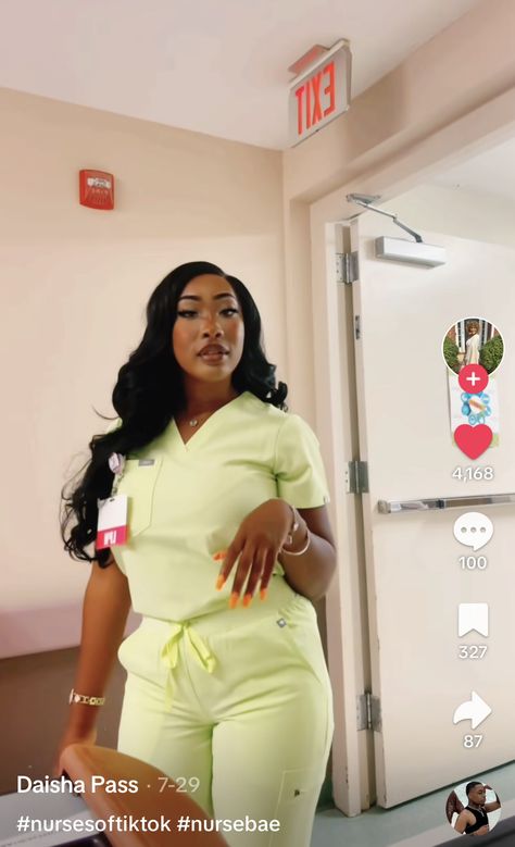 Nurse Black Women Aesthetic, Baddie Nurse Aesthetic, Medical Photography Doctors, Nursing School Outfit Ideas, Scrubs Uniform Aesthetic, Black Nurse Photoshoot, Nurse Outfit Aesthetic, Black Nurses Goals, Nurse Fashion Scrubs