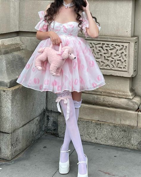 Dolly Dress Outfits, Modern Princess Outfits, Quirky Outfits, Neat Clothes, Coquette Clothing, Baby Kitty, Hyper Feminine, Dolly Dress, Princess Diaries