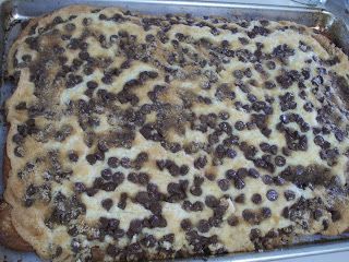 Pizza Inn Dessert Pizza Recipe, Pizza Inn Chocolate Chip Pizza, Butter Yellow Cake, Chocolate Chip Pizza, Pizza Inn, Dessert Pizza Recipes, Coffee Cake Recipes Easy, Chocolate Pizza, Mix Chocolate