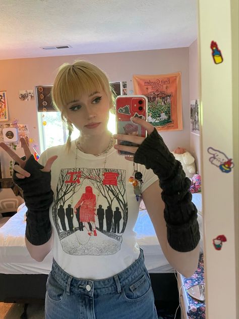 Arm Warmer Outfits Aesthetic, Arm Gloves Outfit, How To Style Arm Warmers, Arm Warmers Y2k, Outfit Inspo Kawaii, Arm Warmers Outfit, Blonde Hair Hairstyles, Arm Gloves, Gloves Outfit