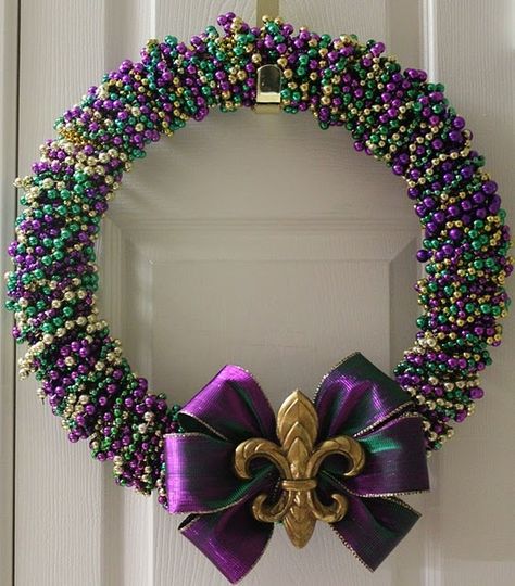 Mardi Gras Wreath! Couronne Diy, Bead Wreath, Mardi Gras Crafts, Mardi Gra, Mardi Gras Wreath, Mardi Gras Parade, Mardi Gras Decorations, Dekor Diy, Mardi Gras Beads