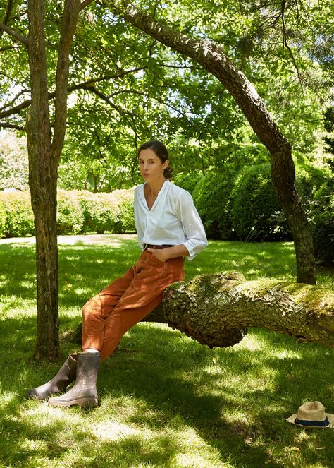 Miranda Brooks, Gardening Outfit, Anna Wintour, Landscape Artist, Landscape Architect, Garden Styles, Garden Inspiration, Garden Landscaping, Aesthetic Clothes