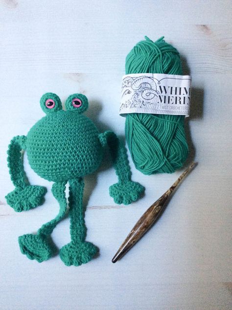 Free #crochet pattern: Frazier the Frog in #Furls Whims Merino DK #yarn by Underground Crafter | This cute critter is a fun, one-skein #amigurumi project designed to delight. #undergroundcrafter #furlscrochet #crochetfrog #frogamigurumi Crochet Frog, Crochet Amigurumi Free Patterns, Crochet Amigurumi Free, Yarn Tail, Crochet Round, Basic Crochet Stitches, Dk Yarn, The Frog, Crochet Basics