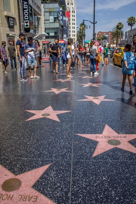 Hollywood Boulevard in Los Angeles. Los Angeles Hollywood Boulevard, Hollywood Boulevard Aesthetic, Los Angeles Walk Of Fame, Los Angeles Mall, Hollywood Street, Los Angeles Aesthetic, America Trip, Disney World Rides, Los Angeles Hollywood