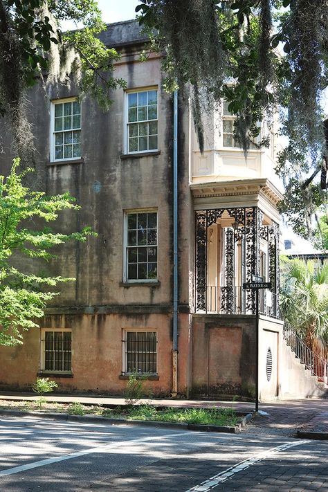 Side view of the 3-story house at 432 Abercorn Street showing signs of age Savannah Houses, Savannah Hotels, Savannah Historic District, Georgia Coast, Downtown Savannah, Haunted Hotel, Most Haunted Places, Spooky House, Georgia Usa