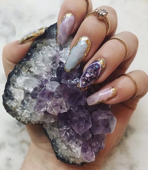 Geode nails Stone Nails, Nail Design Glitter, Stone Nail Art, Nail Art Photos, Elegant Nail Art, Winter Nail Art, Popular Nails, Crystal Nails, Elegant Nails