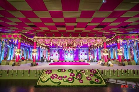 Wedding Venues Pink, Reception Stage Decoration, Wedding Reception Stage, Stage Decoration Ideas, Hindu Wedding Decorations, Indian Wedding Theme, Reception Stage, Wedding Stage Backdrop, Wedding Hall Decorations