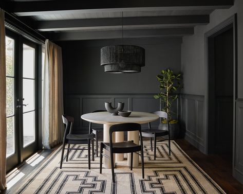 Dark Painted Walls, Dining Room Wainscoting, Lulu And Georgia, Dining Room Inspiration, Dining Room Design, Decoration Design, Dining Room Decor, Dining Room Furniture, Room Inspiration