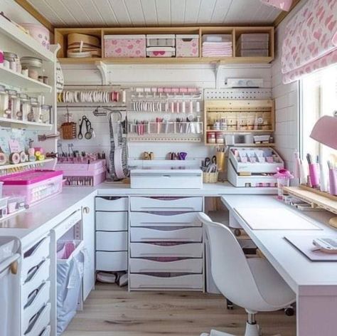 Craft Room Makeover Ideas, Garage Craft Room Ideas Diy, Dream Art Room, Office Craft Room Combo, Sewing Room Inspiration, Small Craft Rooms, Room Organisation, Craft Shed, Art Studio Room