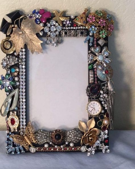 Love this! Turn a frame from plain to fabulous by adorning it with costume jewelry and old watches! Spotted on Pinterest <3 Vintage Upcycling, Jeweled Picture, Old Jewelry Crafts, Costume Jewelry Crafts, Vintage Jewelry Ideas, Jewelry Frames, Vintage Jewelry Repurposed, Jewelry Christmas Tree, Junk Jewelry