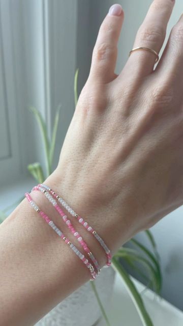 2mm Beads Bracelet, Diy Dainty Bracelet, Tiny Glass Bead Bracelet Ideas, Pink Glass Bead Bracelet, White Seed Bead Bracelets, 2mm Seed Bead Bracelet, Aesthetic Seed Bead Bracelets, Minimalist Beaded Bracelet, Small Beads Bracelets Ideas