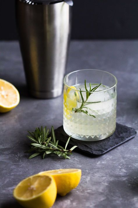 Elderflower, Lemon + Rosemary Cocktail - This vodka cocktail is so simple to make and so good! It's the perfect blent of sweet and tart, bright and herbal. Get the recipe at sarahjhauser.com! | Sarah J. Hauser #vodka #cocktail #recipe #drinks #bitters #elderflower #holidays #entertaining Rosemary Cocktail, Vodka Cocktail, Tom Collins, Lemon Rosemary, Vodka Cocktails, Negroni, Fresh Rosemary, How To Squeeze Lemons, Cocktail Glass