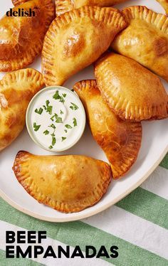 Beef Empanadas Recipe, Empanadas Dough, Beef Empanadas, Diner Recept, Empanadas Recipe, Chocolate Chip Muffins, Beef Dishes, Mexican Dishes, Ground Beef Recipes