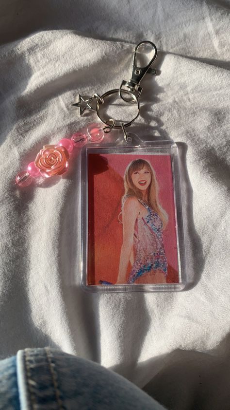 Taylor Swift Keychain Ideas, Gift Odeas, Taylor Swift Keychain, Taylor Swift Things, Taylor Swif, Taylor Swift Party, Bracelet Organizer, Taylor Swift Birthday, Estilo Taylor Swift