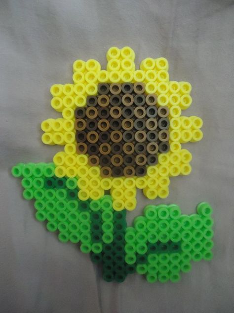 Sunflower perler beads by TsukiHimeChii http://www.creactivites.com/234-plaques-perles-a-repasser-midi-hama Melty Bead Designs, Melt Beads Patterns, Hamma Beads Ideas, Easy Perler Bead Patterns, Melty Bead Patterns, Pearl Beads Pattern, Easy Perler Beads Ideas, Fuse Bead Patterns, Hama Beads Design