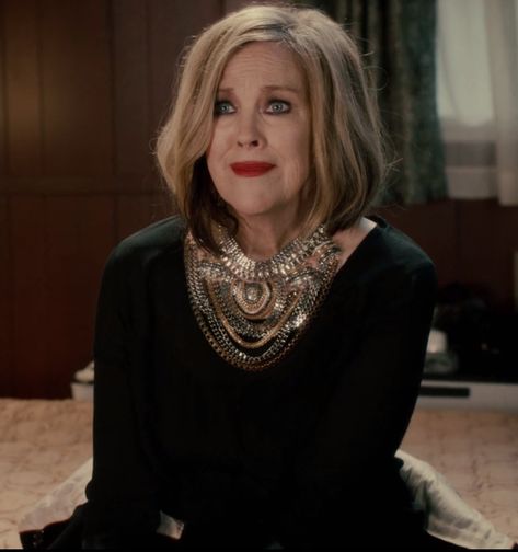 Moira Rose - Schitt's Creek, Season 1 Moira Rose Hair, Moira Rose Aesthetic, Moira Costume, Moira Rose Outfits, Moira Rose Costume, Moria Rose, Schists Creek, Schitts Creek Moira, Daring Diva