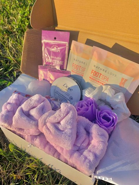 Purple Birthday Box Ideas, Purple Gift Box Ideas, Makeup Gift Box Ideas, Skin Care Gift Box Ideas, Selfcare Gift Basket, Purple Gift Basket, Girly Gift Ideas, Purple Gift Ideas, Relaxation Gift Basket