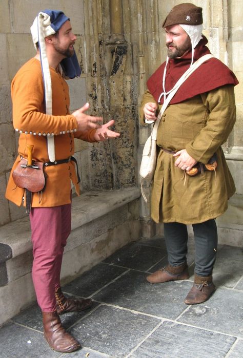 De linker man draagt de kleuren van het rijk op zijn hoofd. Mens Medieval Clothing, Medieval Fashion Men, 1300s Fashion, 14th Century Fashion, Medieval Man, Medieval Clothing Men, 14th Century Clothing, Medieval People, 15th Century Clothing