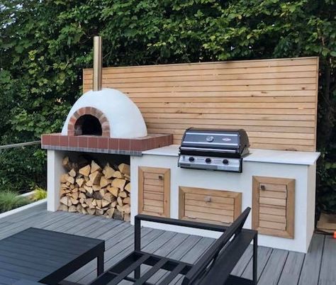 Small Backyard Barbeque Design, Barbeque Outdoor Design, Bbq And Pizza Oven Ideas, Outside Barbecue Area Ideas, Outdoor Pizza Oven And Bbq, Backyard Grill Station, Outdoor Pizza Kitchen, Outdoor Pizza Oven Area, Bbq Area Ideas Outdoor