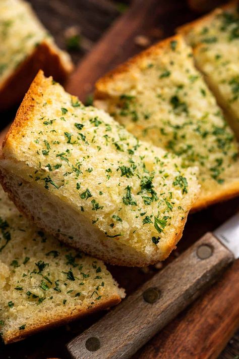 Garlic Bread Aesthetic, Easy Homemade Garlic Bread, Hello 17, How To Cook Garlic, Homemade Garlic Bread Recipe, Make Garlic Bread, Homemade Garlic Bread, Garlic Bread Recipe, Food Therapy