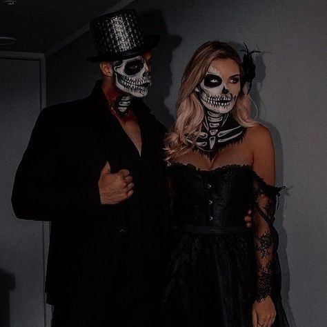 Couple Skeleton Costume, Skull Face Makeup, Badass Halloween Costumes, Halloween Makeup Clown, Sugar Skull Costume, Halloween Date, Creepy Halloween Makeup, Couples Halloween Outfits, Cute Couple Halloween Costumes