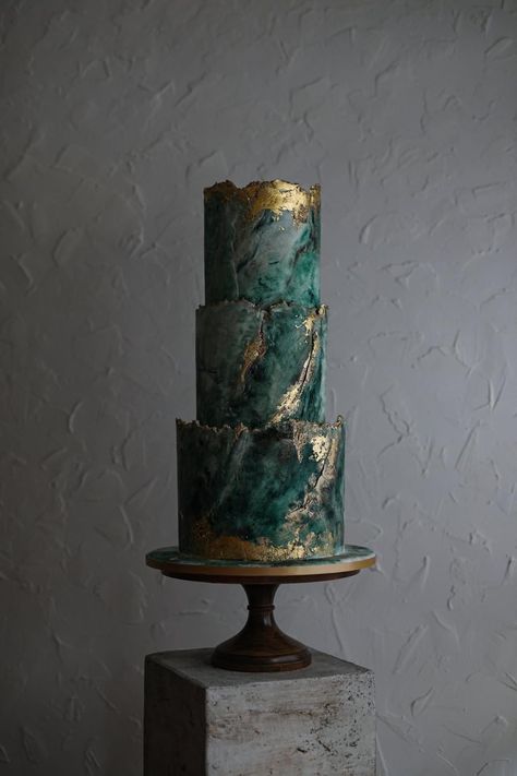 Emerald Wedding Cake, Wedding Cake Emerald Green, Green Birthday Cakes, Nice Cakes, Dark Green Wedding, Single Tier Cake, Green Wedding Cake, Gold Birthday Cake, Green Cake