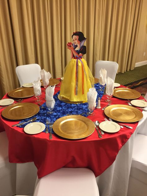 Snow White Table Decor, Snow White Table Decorations, Snow White Centerpiece Ideas, Snow White Centerpiece, Snow White Wedding Theme, White Table Decorations, Snow White Wedding, White Party Theme, Movie Night Dinner