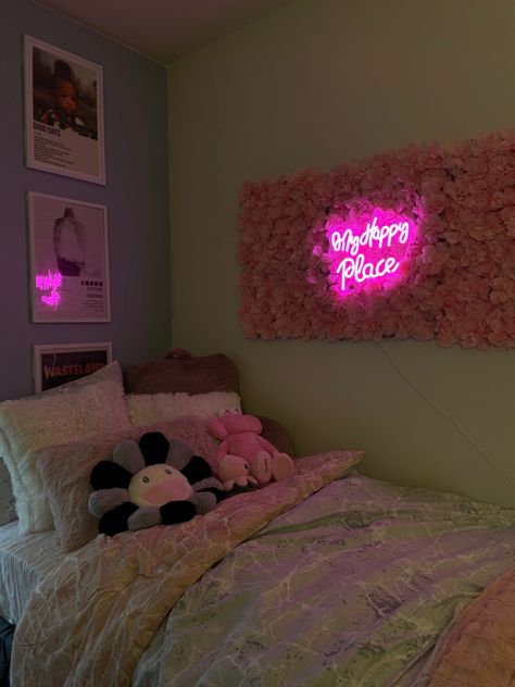 Black And Pink Bedroom, Luxury Dorm, Pink Dorm Room Decor, Luxury Dorm Room, Dorm Room Themes, Pretty Dorm Room, Dorm Room Layouts, Pink Dorm Rooms, College Dorm Room Inspiration