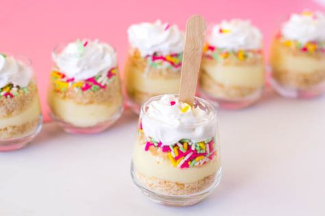 These mini pudding parfaits are simple to make and the sprinkles just make them so cute! Pudding Parfait Recipes, Baby Shower Desserts Girl, Oreo Delight, Rose Cake Pops, Homemade Vanilla Pudding, Homemade Strawberry Cake, Pudding Cup, Cinnamon Roll Muffins, Pudding Parfait