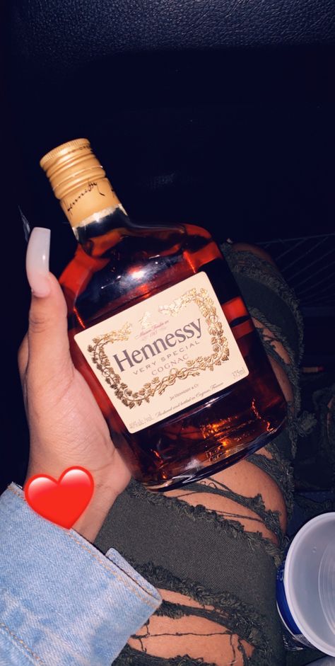 Giftbox Aesthetic, Hennessey Drink, Pretty Alcoholic Drinks, Yummy Alcoholic Drinks, Liquor Drinks, Sleepover Food, Alcohol Aesthetic, Cute Relationship Photos, Pretty Drinks