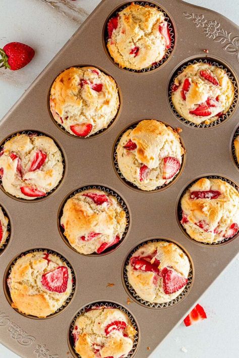 Gluten Free Strawberry Muffins - Sweet Artisan Style Gluten Free Strawberry Muffins, Strawberry Muffin Recipes, Lunch Smoothie, Gluten Free Meal Plan, After School Snack, Strawberry Muffins, Sour Cream Recipes, Muffin Recipes Blueberry, Dessert Easy