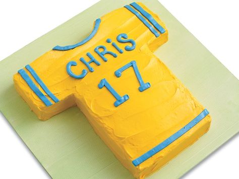 Sports Party Cake http://www.bettycrocker.com/recipes/sports-party-cake/232dd3a1-3150-44f4-bef6-df6591ebf472?sr=2=7#/?term=birthday+cakes=2=20 Easy Kids Birthday Cakes, Fall Tailgating, Food Fall, Betty Crocker Cake, Shirt Cake, Sport Cakes, Football Cake, Easy Birthday, Simple Birthday Cake