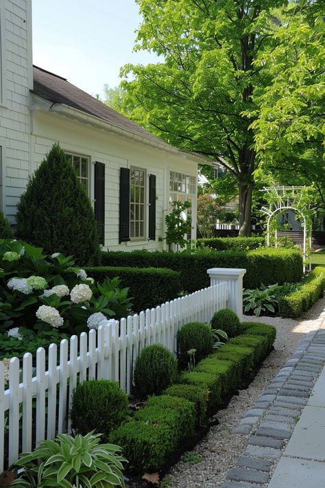 15 Small Front Yard Landscaping Ideas: Transform Your Space with Lush Greenery – Everyday Inspo Tiny Front Yard Landscaping, Colonial House Landscaping, English Garden Front Yard, Private Front Yard, Colonial Landscaping, Cottage Front Yard, Small Front Yard Landscaping Ideas, Small English Garden, Cottage Landscaping