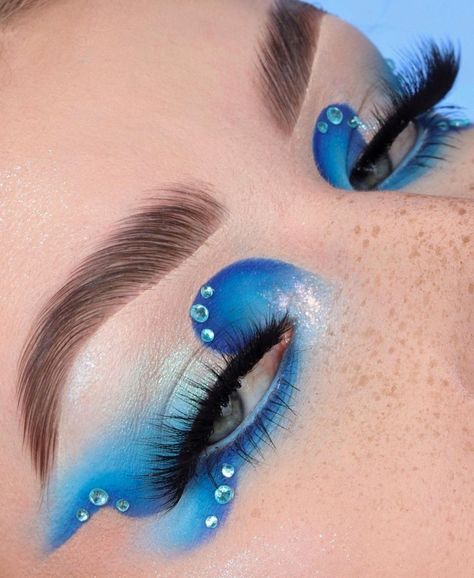 Eye makeup/eye shadow looks Ocean Themed Makeup, Ocean Eyeshadow, Ocean Makeup Looks, Water Inspired Makeup, Water Makeup Looks, Creative Eyeshadow Looks, Ocean Makeup, Crazy Eyeshadow, Unconventional Makeup