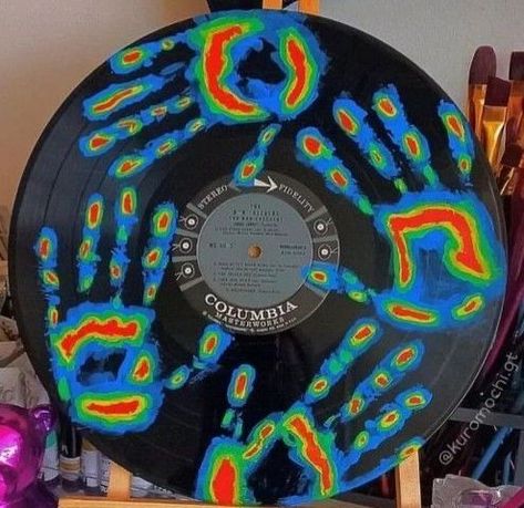 Record Painting Ideas, Painted Vinyl Record, Vinyl Record Painting, Vinyl Record Art Ideas, Painted Records, Vinyl Paintings, Painted Vinyl Records, Vinyl Art Paint, Record Crafts